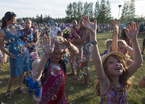 ZACHARY PRONG / WINNIPEG FREE PRESS  Children play with bubbles at Folkfest on July 8, 2016.