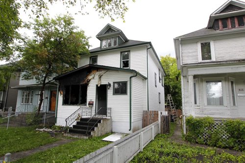 BORIS MINKEVICH / WINNIPEG FREE PRESS NEWS - Overnight fire scene at 414 Lansdowne Ave.  July 12, 2016