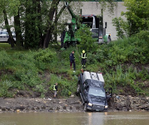 BORIS MINKEVICH / WINNIPEG FREE PRESS NEWS - A commercial welding truck owned by Lemo Mechanical Ltd. gets winched out of the Red River on Tache Ave. near Messager Street. No other info. July 13, 2016