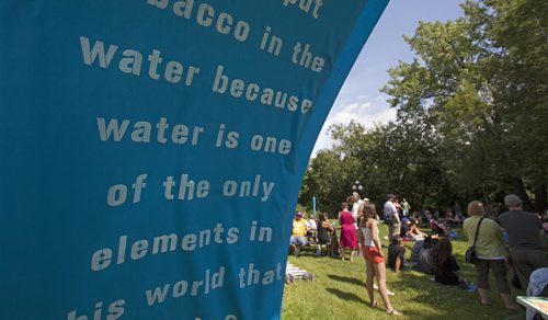RUTH BONNEVILLE / WINNIPEG FREE PRESS  A crowd of members of Shoal Lake 40 First Nation and friends gather for a  13 Fires event at Steven Juba Park to  discuss  the water issues facing his reserve Saturday.    See Alex Paul story.   July 16, 2016