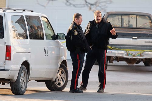BORIS MINKEVICH / WINNIPEG FREE PRESS  080420 Winnipeg Police Service members work at the scene of where two people died at 27 Chokecherry Cove.