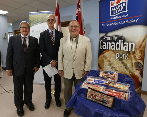 WAYNE GLOWACKI / WINNIPEG FREE PRESS



From left, Lawrence MacAulay, Federal Agriculture Minister, Rory McAlpine, Maple Leaf Foods senior vice-president, Government and Industry Relations and  Manitoba Agriculture Minister Ralph Eichler at the announcement Monday with the details of a new expansion of Maple Leafs bacon processing plant.   Murray McNeill story    July 18 2016