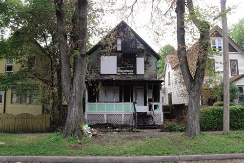 Canstar Community News July 12, 2016 - The rooming house on Austin Street North that caught on fire July 6, 2016. (Ligia Braidotti/Canstar Community News)