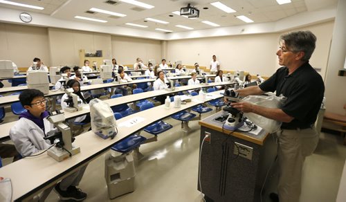 Biomedical Youth Camp program director James Gilchrist explains to students attending camp at the University of Manitoba Bannatyne Campus how to use a microscope for his protein analysis workshop.  He is a  professor of oral biology in the College of Dentistry, Rady Faculty of Health Sciences. Ashley Prest story July 20 2016