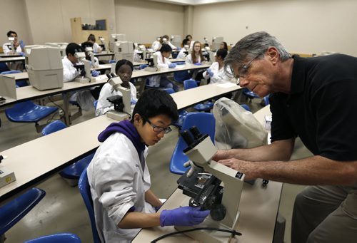 WAYNE GLOWACKI / WINNIPEG FREE PRESS 


At left, Justin Choy with Biomedical Youth Camp program director James Gilchrist as he explains to students attending camp at the University of Manitoba Bannatyne Campus how to use a microscope for his protein analysis workshop. Gilchrist is a  professor of oral biology in the College of Dentistry, Rady Faculty of Health Sciences. Ashley Prest story July 20 2016