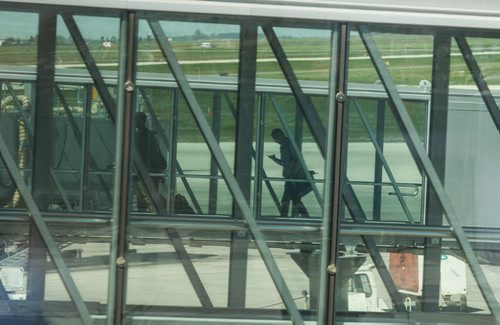 MIKE DEAL / WINNIPEG FREE PRESS Passengers leave a plane after arriving at the Winnipeg Richardson International Airport Monday morning. 160725 - Monday, July 25, 2016