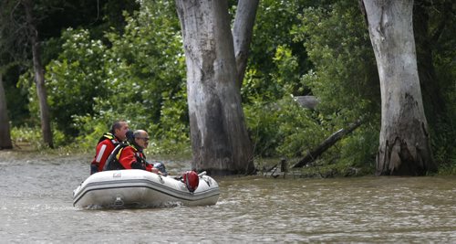 WAYNE GLOWACKI / WINNIPEG FREE PRESS    Winnipeg Fire water rescue members search the west shore of the Red River just south of the Harry Lazarenko Bridge after a report of a person in the water Wednesday afternoon.  July 27 2016