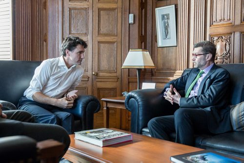 Canstar Community News Prime Minister Trudeau meets with MP Doug Eyolfson in Ottawa. February 22, 2016. /// Le premier ministre Trudeau rencontre le député Doug Eyolfson à Ottawa. 22 février 2016.