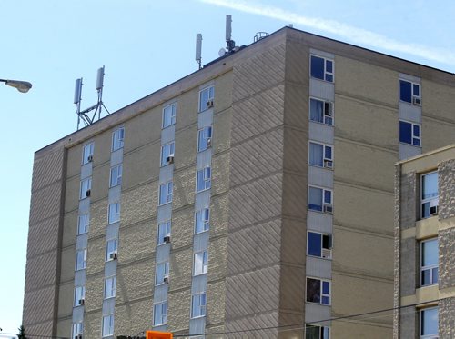 BORIS MINKEVICH / WINNIPEG FREE PRESS FOR RANDY TURNER AIR CONDITIONING STORY. Apartment blocks don't have air conditioning in all the suites. 880 Arlington is one of them. This photo shows that some have air conditioners and some do not.  July 29, 2016