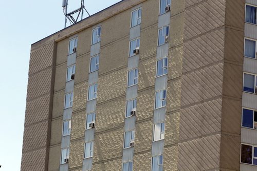 BORIS MINKEVICH / WINNIPEG FREE PRESS FOR RANDY TURNER AIR CONDITIONING STORY. Apartment blocks don't have air conditioning in all the suites. 880 Arlington is one of them. This photo shows that some have air conditioners and some do not.  July 29, 2016