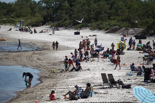 MIKE DEAL / WINNIPEG FREE PRESS  A modest crowd enjoys the sun, sand and water at Grand Beach the morning after two children drowned.   160802 Tuesday, August 02, 2016