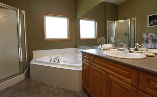 WAYNE GLOWACKI / WINNIPEG FREE PRESS    Homes.  The bathroom off of the master bedroom at 108 Oak Way in Grand Pointe.  The realtor is Charlene Urbanski. Todd Lewys story  August 02 2016