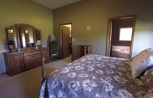 WAYNE GLOWACKI / WINNIPEG FREE PRESS    Homes. The master bedroom at 108 Oak Way in Grand Pointe.  The realtor is Charlene Urbanski. Todd Lewys story  August 02 2016