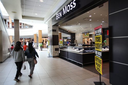 RUTH BONNEVILLE / WINNIPEG FREE PRESS  Ben Moss Jewellers store front in the centre court at Polo Park.   Aug 05, 2016