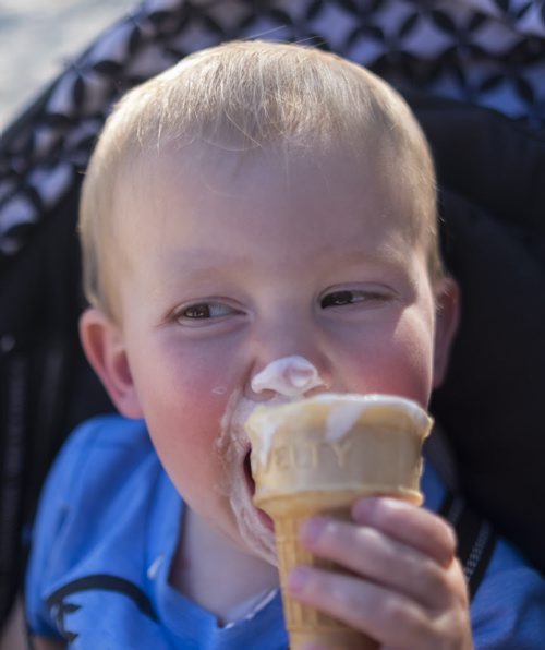 ZACHARY PRONG / WINNIPEG FREE PRESS  Gleason Hildebrand cools down with some ice cream. August 11, 2016.