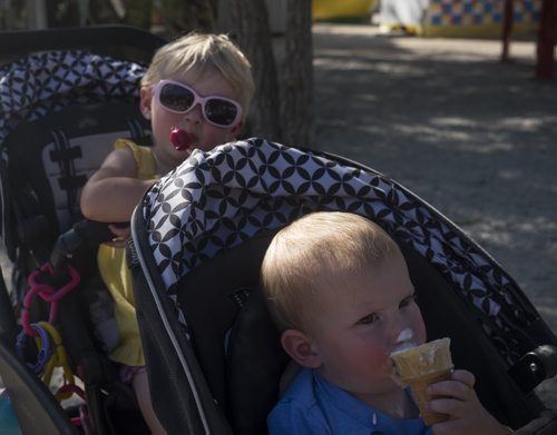 ZACHARY PRONG / WINNIPEG FREE PRESS  Gleason hildebrand and his sister Braylee cool down with some ice cream. August 11, 2016.