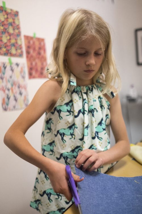 ZACHARY PRONG / WINNIPEG FREE PRESS  Sadie, 8, works on her tote bag at the Sew Fun Studio. August 12, 2016.