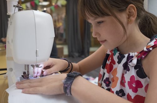 ZACHARY PRONG / WINNIPEG FREE PRESS  Abby, 12, works on her tote bag at the Sew Fun Studio. August 12, 2016.