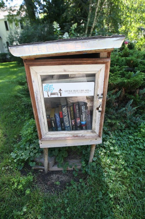 JOE BRYKSA / WINNIPEG FREE PRESS  356 Kingston Cresent- Neat book selection- has old  fork for handle