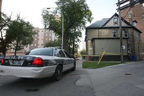 JOE BRYKSA / WINNIPEG FREE PRESS Winnipeg Police are guarding a scene of a beating on the outside of 448 Cumberland Friday morning   - Aug 19, 2016 -(  Breaking News)