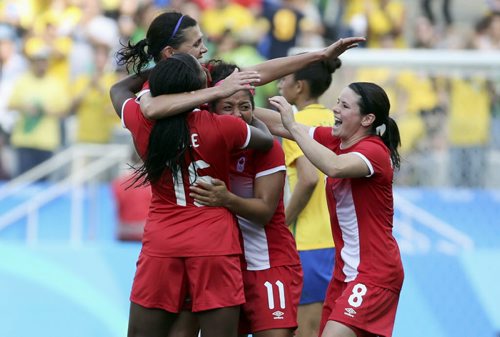 2016 Rio Olympics - Soccer - Final - Women's Football Tournament Bronze Medal Match - Brazil v Canada - Corinthians Arena - Sao Paulo, Brazil - 19/08/2016. Canada's (CAN) players celebrate winning the match. REUTERS/Paulo Whitaker FOR EDITORIAL USE ONLY. NOT FOR SALE FOR MARKETING OR ADVERTISING CAMPAIGNS.  - RTX2M3ZN