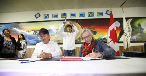 RUTH BONNEVILLE  / WINNIPEG FREE PRESS  Minister Carolyn Bennett and Tadoule Lake Chief Ernie Bussidor sign papers for a large settlement to the Dene people for a forced relocation that took place 60 years ago.  The Minister also made a formal apologies to the people in Tadoule Lake earlier in day and later in Dene Village, near Churchill Manitoba, for the forced move of the Dene people in a formal ceremony Tuesday.   See Alex Paul story.    Aug 16 / 2016