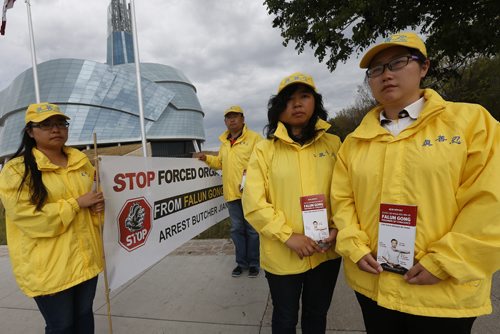 JOHN WOODS / WINNIPEG FREE PRESS (From left) Yue Zhao, Jason Liu, Amy Liu and Paula Liu of the Falun Gong Association of Toronto were distributing brochures outside the Canadian Museum for Human Rights Sunday, August 21, 2016. The group are speaking out and seeking support for imprisoned Falun Gong practitioners who have been targets of forced organ harvesting.