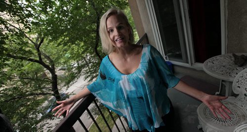 PHIL HOSSACK / WINNIPEG FREE PRESS -   Yvette Jones, gestures on her downtown balconyas she describes being mugged and robbed yesterday walking home from work. Construction workers chased the suspect down and recovered her purse intact. See Alex De Pape story.  August 23, 2016