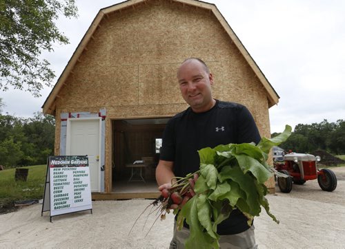 WAYNE GLOWACKI / WINNIPEG FREE PRESS   Saturday Special. Ray Nedohin with beets in front of his new Nedohin Gardens Inc. stand in East St. Paul.   Bill Redekop story  August 23 2016