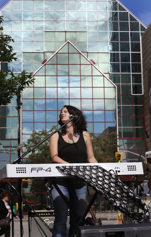 WAYNE GLOWACKI / WINNIPEG FREE PRESS    Lindsey White and her band supplied the music at the Downtown Winnipeg Farmers' Market in the Manitoba Hydro Plaza and on Edmonton St. Thursday as shoppers checked out booths of fresh local vegetables and fruits, baking, preserves, meat, fish, cheese, crafts and  jewelry.  The market runs every Thursday until Oct. 20, from 10AM-3PM. August 25 2016