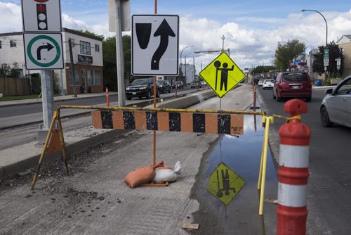 ZACHARY PRONG / WINNIPEG FREE PRESS  A lane closure on St. Mary's Road at 4:42 p.m. August 25, 2016.