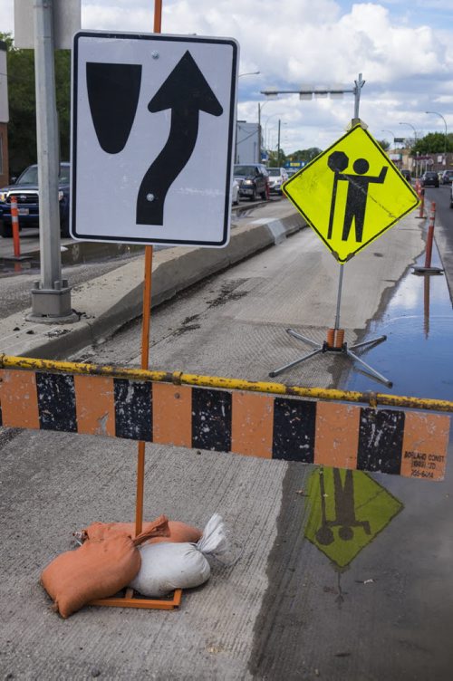 ZACHARY PRONG / WINNIPEG FREE PRESS  A lane closure on St. Mary's Road at 4:42 p.m. August 25, 2016.