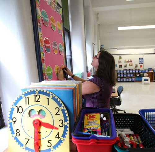RUTH BONNEVILLE / WINNIPEG FREE PRESS  Local - Isacc Brock photo page for 49.8 Feature / Borders Page for back to school.  Grade 3 & 4 teacher, Pam Spitula prepares her classroom for new students arriving for the 2016/2017 school year.      August 25, 2016