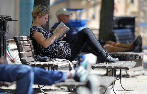 BORIS MINKEVICH / WINNIPEG FREE PRESS STANDUP - Lauren Vogel takes a peaceful lunch break at The Forks. She works in the Exchange District area and walks over when the weather is great and reads a book. This could be one of the last great weeks of summer weather for Winnipegers. August 30, 2016