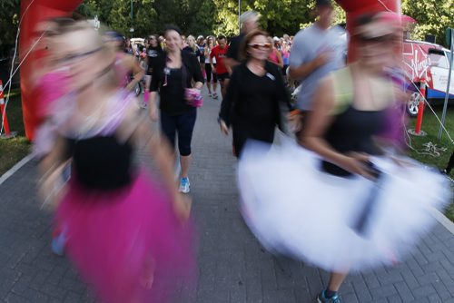 JOHN WOODS / WINNIPEG FREE PRESS Runners head out on a memorial 5km run for Joanne Schiewe, who died yesterday of brain cancer, in Winnipeg's Assiniboine Park Tuesday, August 30, 2016