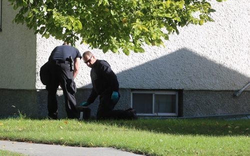TREVOR HAGAN / WINNIPEG FREE PRESS
Members of the bomb squad examine a suspicious package behind a house at the corner of Robertson Street and Church Avenue, Saturday, September 17, 2016.
