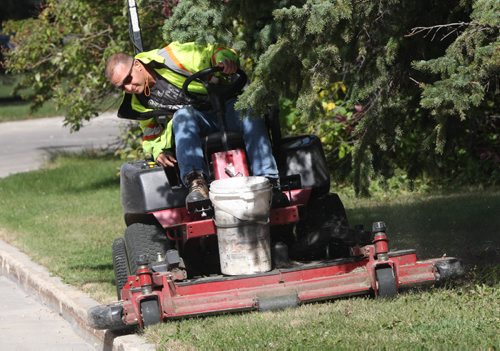 JOE BRYKSA / WINNIPEG FREE PRESSCity Of Winnipeg employee mows grass on boulevard on Sturgeon Rd -Sept 19, 2016 -(See Aldo Santin  Story)( Eds  city employee would not give me his name )
