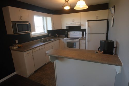 JOE BRYKSA / WINNIPEG FREE PRESSUsed home- 375 3rd Street North in Niverville, Manitoba  Duplex unit- Kitchen - Sept 20, 2016 -(See Todd Lewys Story)