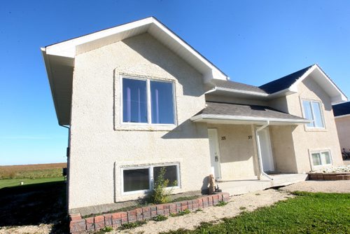 JOE BRYKSA / WINNIPEG FREE PRESSUsed home- 375 3rd Street North in Niverville, Manitoba  Duplex unit- left side for sale - Sept 20, 2016 -(See Todd Lewys Story)