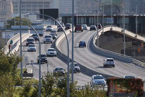 JOHN WOODS / WINNIPEG FREE PRESS
Traffic on Disraeli Freeway Monday, Sept 20, 2016. MPI is seeking an additional 2% increase in rates on top of the 2% requested in June.

