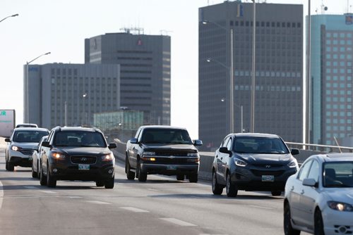 JOHN WOODS / WINNIPEG FREE PRESS
Traffic on Disraeli Freeway Monday, Sept 20, 2016. MPI is seeking an additional 2% increase in rates on top of the 2% requested in June.

