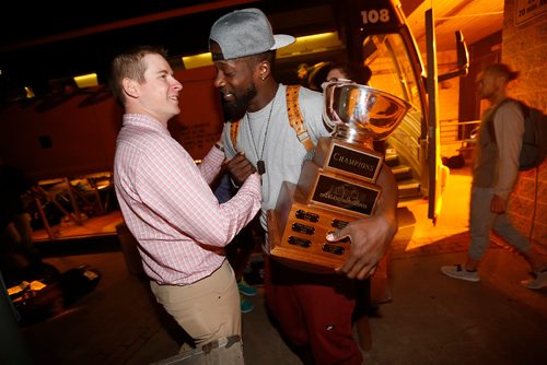 JOHN WOODS / WINNIPEG FREE PRESS
Reggie Abercrombie and the Winnipeg Goldeyes are welcomed home by Joshua Drews, who played with the 2012 team, friends and fans Tuesday, Sept 20, 2016. The team won the championship.

