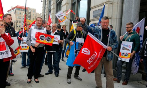 BORIS MINKEVICH / WINNIPEG FREE PRESS
Union supporters make their presence in front of the OmniTrax office in Winnipeg (191 Lombard Ave). They were to have a meeting with the company this morning some time. Sept. 21, 2016