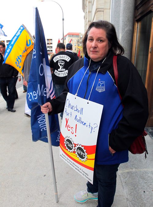 BORIS MINKEVICH / WINNIPEG FREE PRESS
Union supporters make their presence in front of the OmniTrax office in Winnipeg (191 Lombard Ave). They were to have a meeting with the company this morning some time. In this photo Union of Canadian Transportation Employees RVP-Prairies and the North Teresa Eschuk poses for a photo at the scene. Kristin Annable story. Sept. 21, 2016