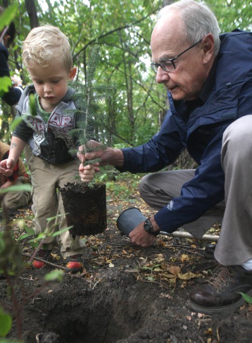 JOE BRYKSA / WINNIPEG FREE PRESS

Bennett Baker, 4 yrs, and his grandfather Allan Baker take part in a tree planting Wednesday in Assiniboine Park to mark National Tree day- A group of kids from Assiniboine Park Conservancy Nature Tots program planted several white spruce and paper birch trees in the forest.  Sept 21, 2016 -(Standup Photo)
