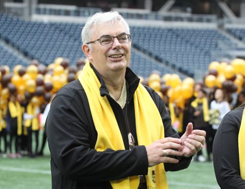 RUTH BONNEVILLE / WINNIPEG FREE PRESS

David Barnard, U of M president and vice-chancellor,  recognized  UMSU"s campaign accomplishments as hundreds of University of Manitoba students ran onto Investors Group Field with balloons in celebration of Front and Centre capital campaign raising more than $400M during the Bisons half-time game Saturday. 
September 24, 2016

