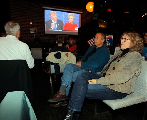 BORIS MINKEVICH / WINNIPEG FREE PRESS
LOCAL STDUP - Confusion Corner Bar & Grill, 500 Corydon Ave. aired the US presidential debate to a full house. Sitting and watching one of the many screens is Brian McLeod, left-in blue shirt, and Lorraine Thomas, right-wearing jeans. The married couple came out to watch the debate. Sept. 26, 2016