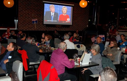 BORIS MINKEVICH / WINNIPEG FREE PRESS
LOCAL STDUP - Confusion Corner Bar & Grill, 500 Corydon Ave. aired the US presidential debate to a full house. Wide angle shot of the establishment. Sept. 26, 2016