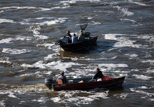 PHIL HOSSACK / WINNIPEG FREE PRESS - FISHERS -Anglers manovre their boats for position on the Red River near the Lockport Dam and locks.   September 20, 2016