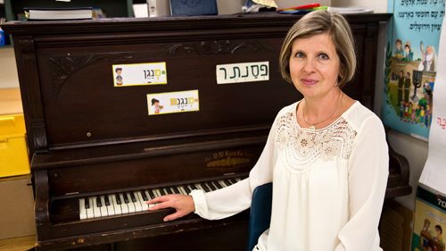 MIKE DEAL / WINNIPEG FREE PRESS
Tatyana Smolyaninov a teacher at Gray Academy of Jewish Education was in a video that has gone viral of her playing a piano on a street in New York City last spring.
160929 - Thursday, September 29, 2016 - 


